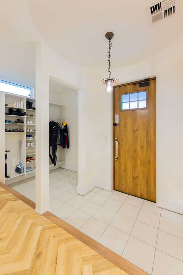 HOLIDAYS（ホリデイズ） 【平屋/全館空調/間取り図】ずっと快適で安全に。20代で建てた平屋は、趣味を満喫するサーファーズスタイルの建築実例画像4