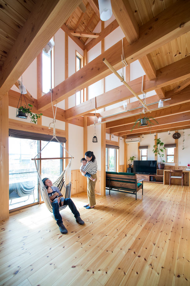 大喜工務店 【滋賀県/2000万円台/間取り有】天井まで7ｍもの大空間リビングで子どもの感性が育つ、木のおしゃれな家の建築実例画像2