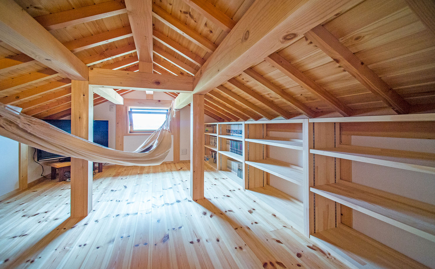 大喜工務店 【滋賀県/2000万円台/間取り有】天井まで7ｍもの大空間リビングで子どもの感性が育つ、木のおしゃれな家の建築実例画像14