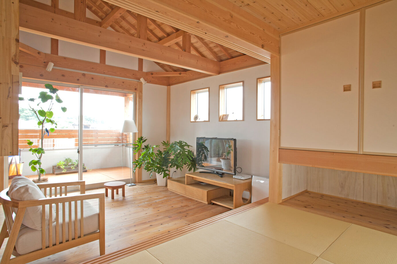 大喜工務店 【滋賀県/2000万円台/間取り図有】注文住宅で叶えた、自然光たっぷりの8寸角の大黒柱が天井まで伸びる家の建築実例画像1