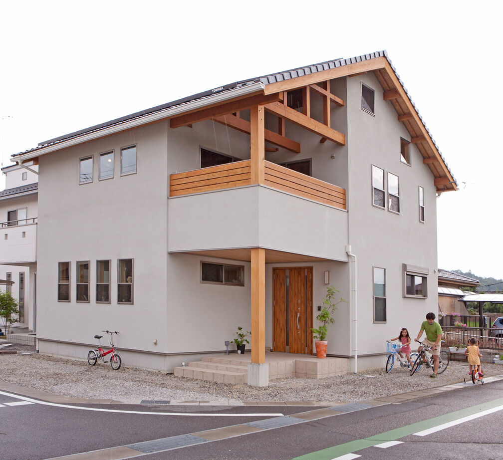 大喜工務店 【滋賀県/2000万円台/間取り図有】注文住宅で叶えた、自然光たっぷりの8寸角の大黒柱が天井まで伸びる家の建築実例画像2