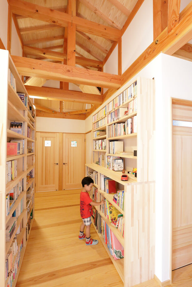 大喜工務店 【滋賀県／2000万円台／自然乾燥無垢材／造り付け本棚】住宅密集地の細長い敷地でも明るく伸びやかな家の建築実例画像2