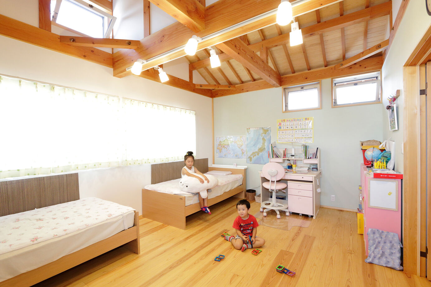 大喜工務店 【滋賀県／2000万円台／自然乾燥無垢材／造り付け本棚】住宅密集地の細長い敷地でも明るく伸びやかな家の建築実例画像3