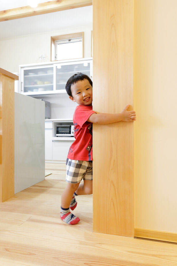 大喜工務店 【滋賀県／2000万円台／自然乾燥無垢材／造り付け本棚】住宅密集地の細長い敷地でも明るく伸びやかな家の建築実例画像4