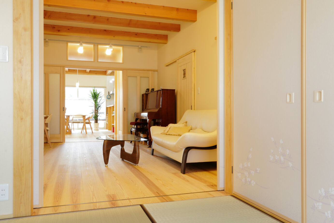 大喜工務店 【滋賀県／2000万円台／自然乾燥無垢材／造り付け本棚】住宅密集地の細長い敷地でも明るく伸びやかな家の建築実例画像5