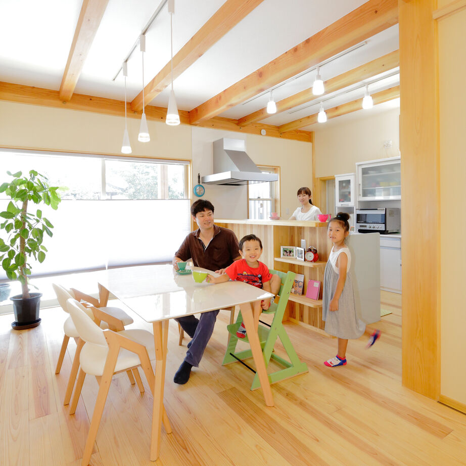 大喜工務店 【滋賀県／2000万円台／自然乾燥無垢材／造り付け本棚】住宅密集地の細長い敷地でも明るく伸びやかな家の建築実例画像7