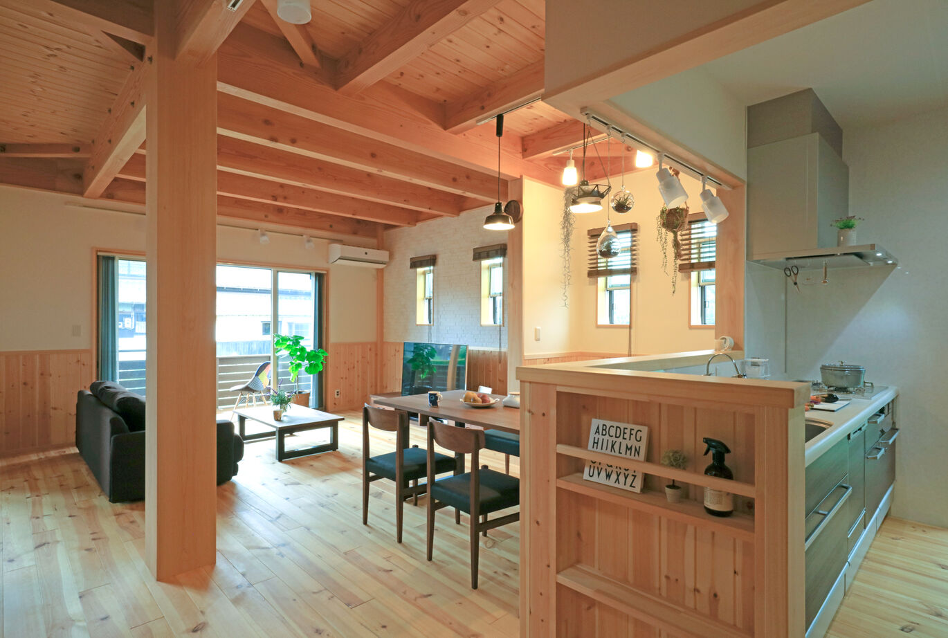 大喜工務店 【滋賀県／自然乾燥無垢材／造作書斎／間取り図あり】30畳超大空間をがっしり支える9寸角＋8寸角の大黒柱の建築実例画像2