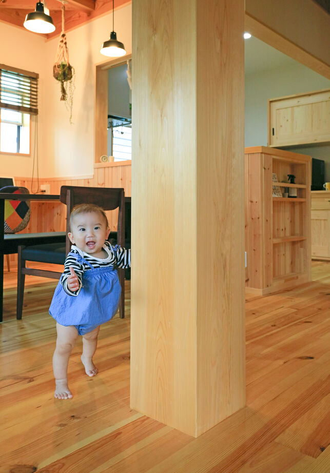 大喜工務店 【滋賀県／自然乾燥無垢材／造作書斎／間取り図あり】30畳超大空間をがっしり支える9寸角＋8寸角の大黒柱の建築実例画像3