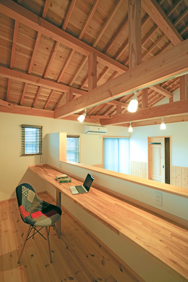 大喜工務店 【滋賀県／自然乾燥無垢材／造作書斎／間取り図あり】30畳超大空間をがっしり支える9寸角＋8寸角の大黒柱の建築実例画像4