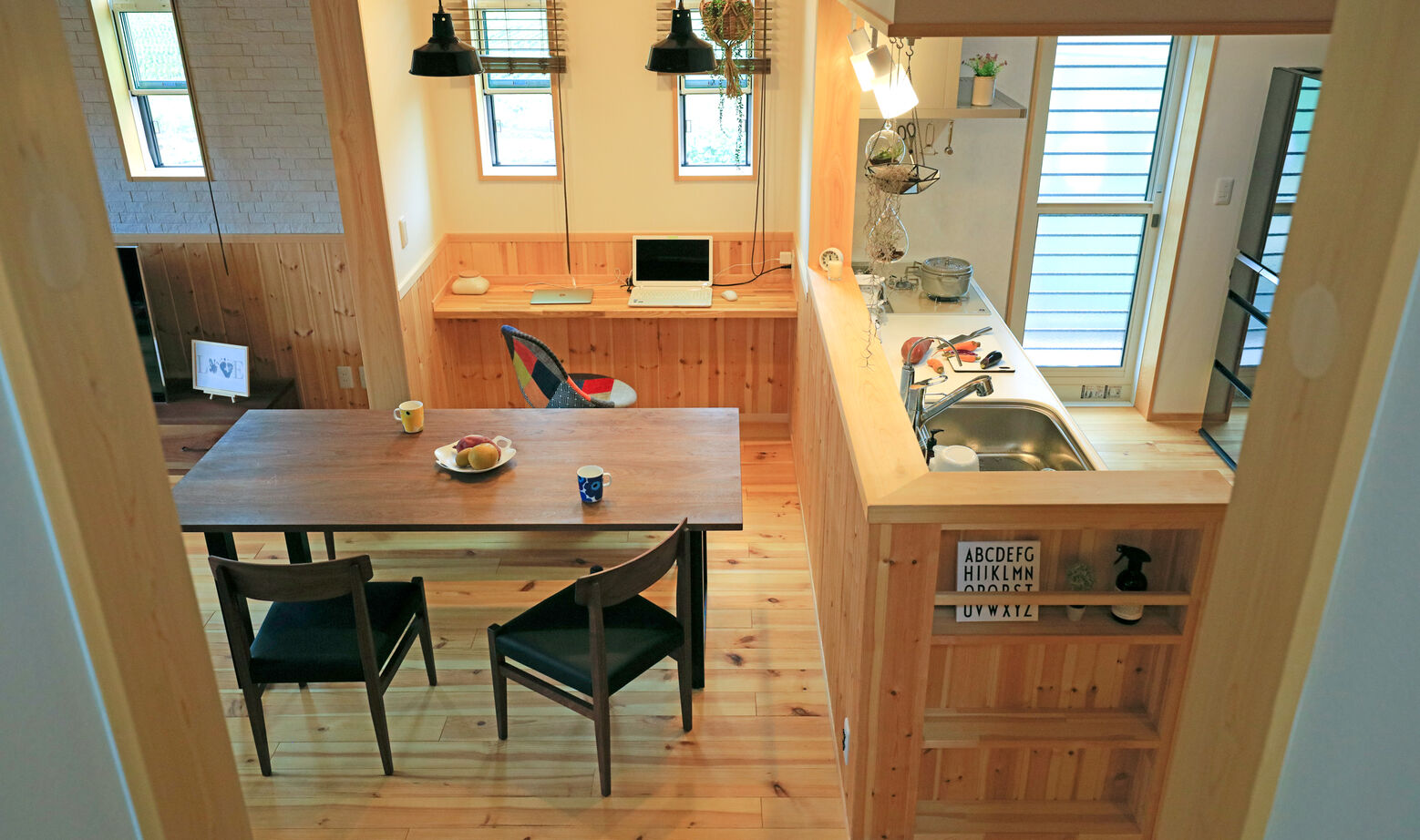 大喜工務店 【滋賀県／自然乾燥無垢材／造作書斎／間取り図あり】30畳超大空間をがっしり支える9寸角＋8寸角の大黒柱の建築実例画像6