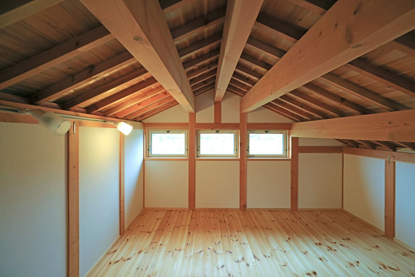 大喜工務店 【滋賀県／自然乾燥無垢材／造作書斎／間取り図あり】30畳超大空間をがっしり支える9寸角＋8寸角の大黒柱の建築実例画像8