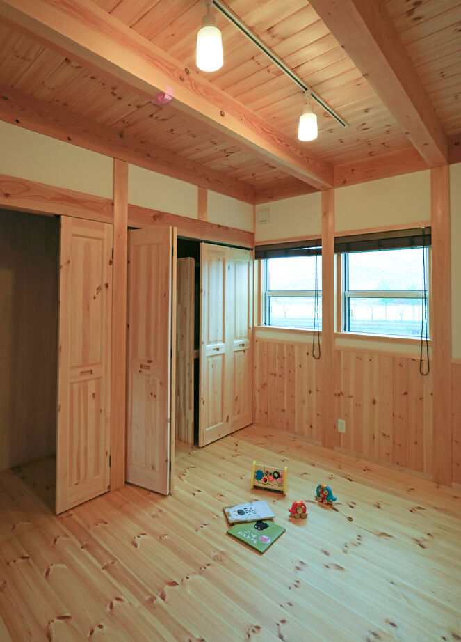 大喜工務店 【滋賀県／自然乾燥無垢材／造作書斎／間取り図あり】30畳超大空間をがっしり支える9寸角＋8寸角の大黒柱の建築実例画像9