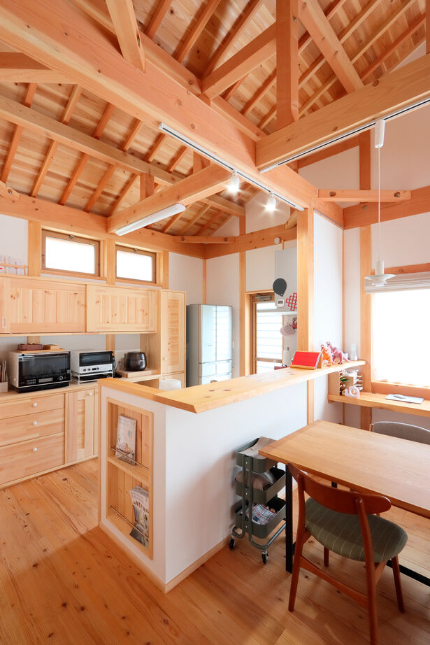 大喜工務店 【滋賀県／天井高６ｍ／自然乾燥無垢材／間取り図あり】平屋と2階建てを融合させた強くて暖かな住まいの建築実例画像5