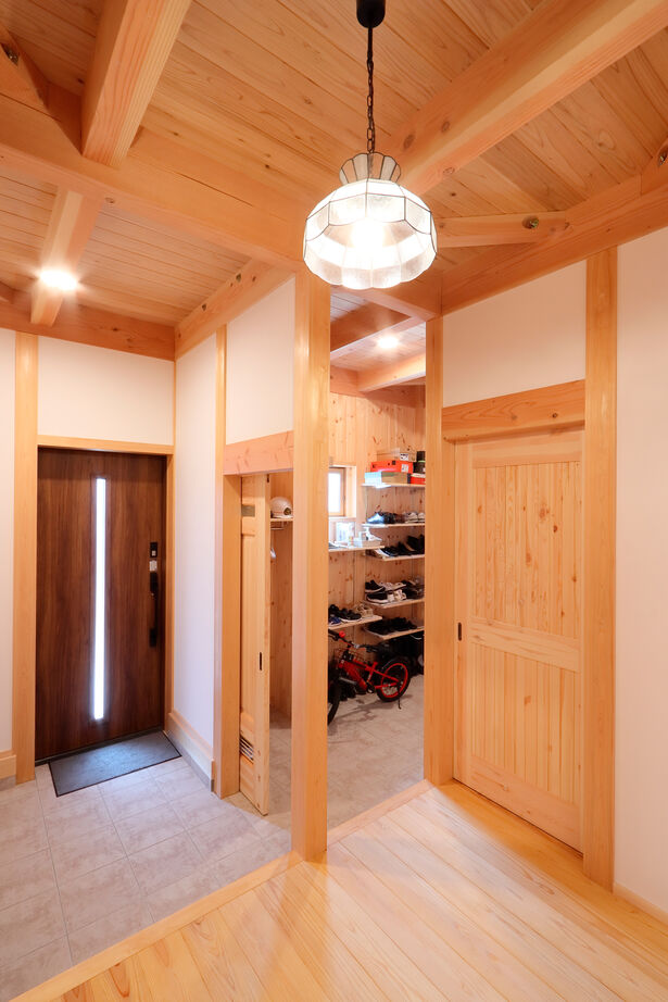 大喜工務店 【滋賀県／天井高６ｍ／自然乾燥無垢材／間取り図あり】平屋と2階建てを融合させた強くて暖かな住まいの建築実例画像9