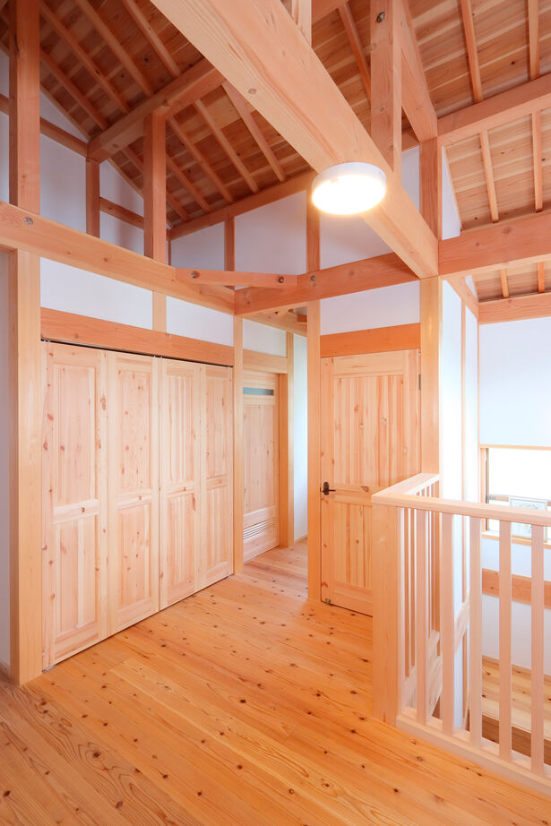 大喜工務店 【滋賀県／天井高６ｍ／自然乾燥無垢材／間取り図あり】平屋と2階建てを融合させた強くて暖かな住まいの建築実例画像10