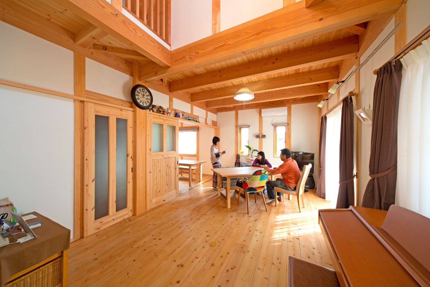 大喜工務店 【滋賀県／自然乾燥無垢材／吹き抜け／造り付け本棚】無垢材の爽やかな香りとビューバスで癒しがある家の建築実例画像1