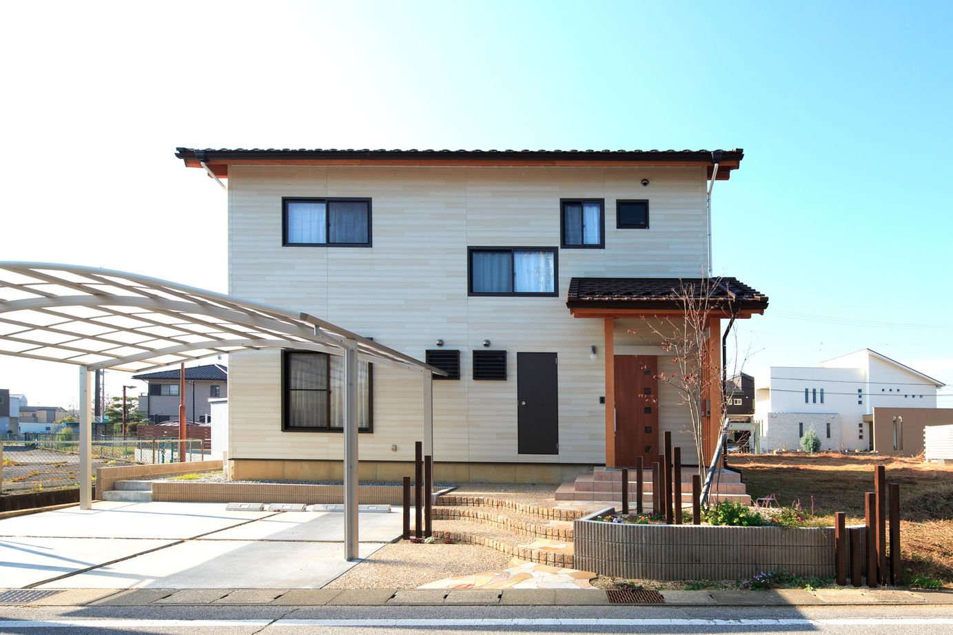 大喜工務店 【滋賀県／自然乾燥無垢材／吹き抜け／造り付け本棚】無垢材の爽やかな香りとビューバスで癒しがある家の建築実例画像2