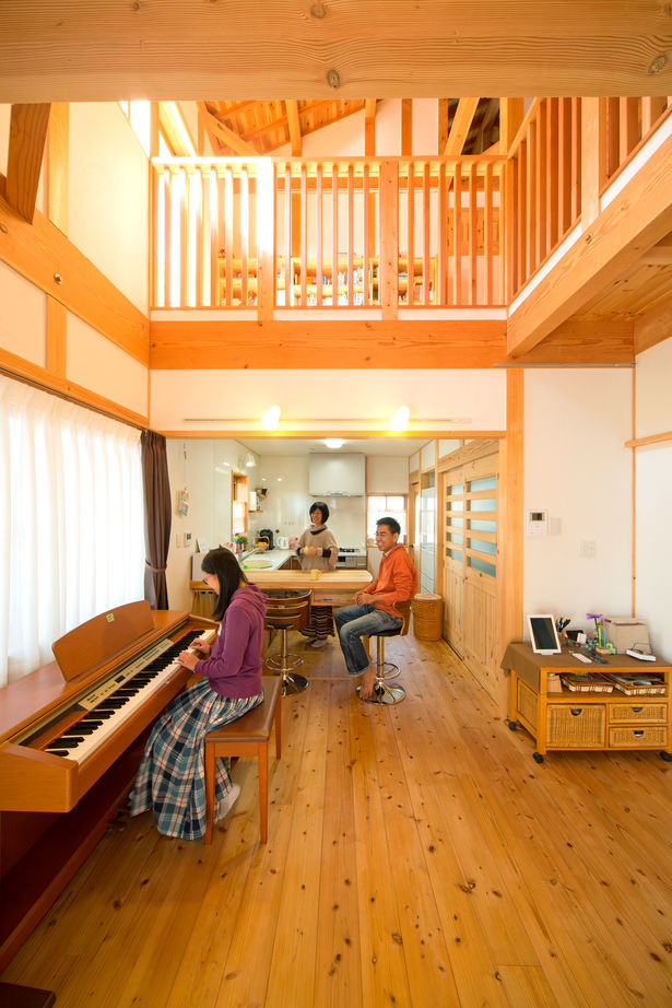 大喜工務店 【滋賀県／自然乾燥無垢材／吹き抜け／造り付け本棚】無垢材の爽やかな香りとビューバスで癒しがある家の建築実例画像3