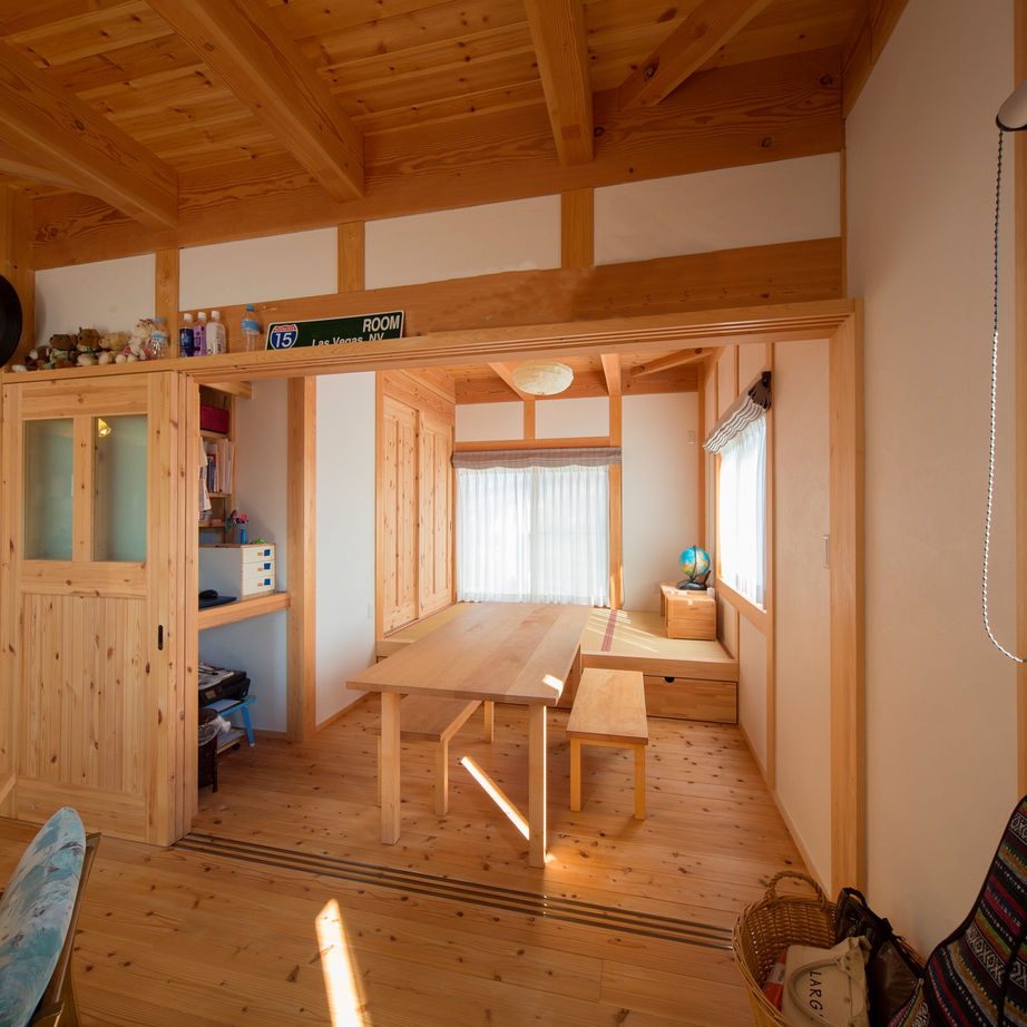 大喜工務店 【滋賀県／自然乾燥無垢材／吹き抜け／造り付け本棚】無垢材の爽やかな香りとビューバスで癒しがある家の建築実例画像4