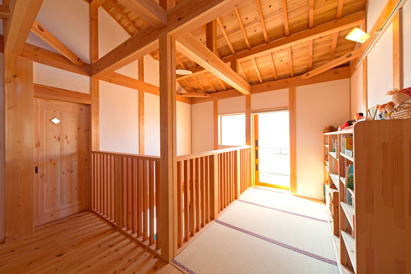 大喜工務店 【滋賀県／自然乾燥無垢材／吹き抜け／造り付け本棚】無垢材の爽やかな香りとビューバスで癒しがある家の建築実例画像5