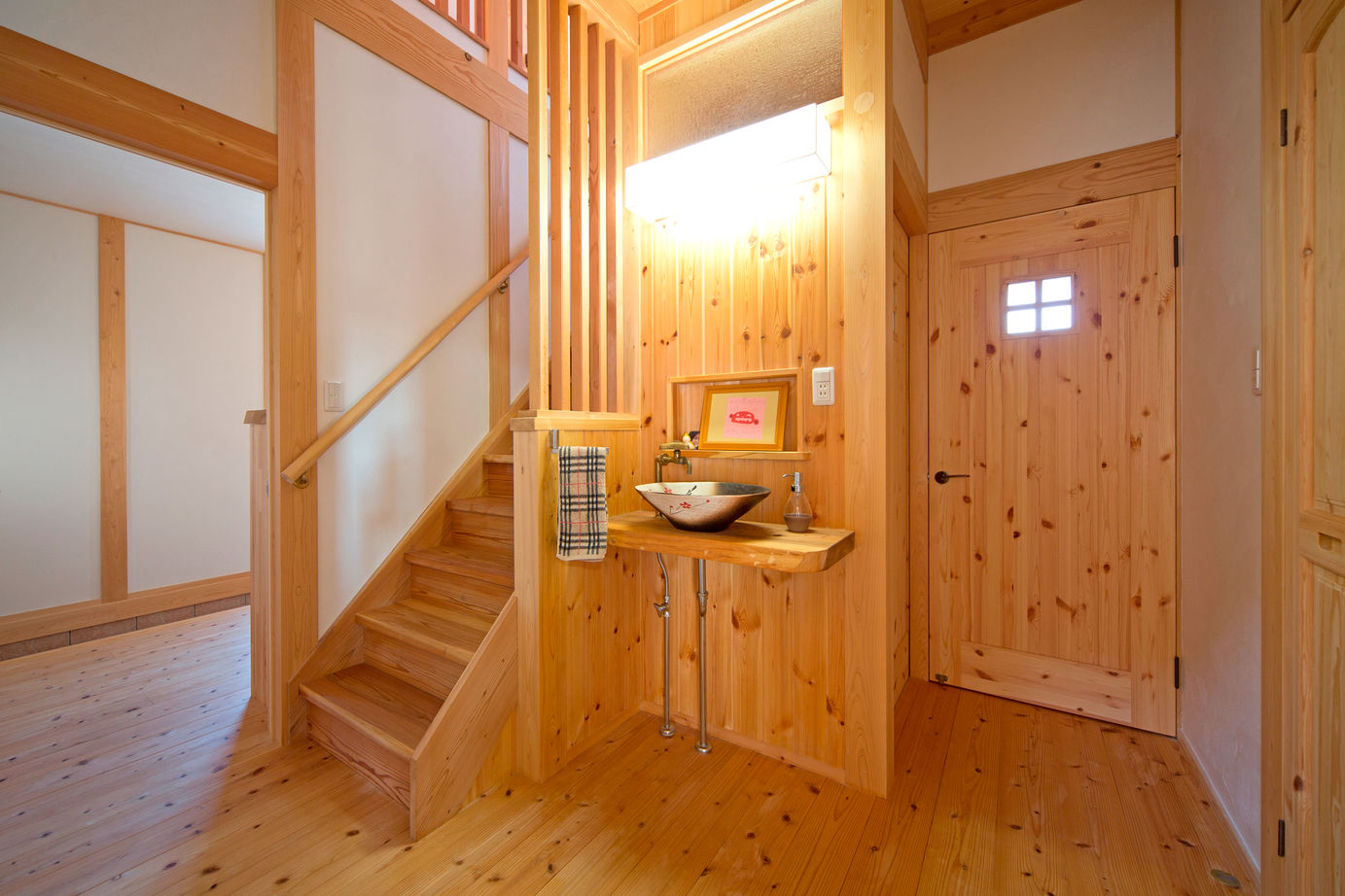 大喜工務店 【滋賀県／自然乾燥無垢材／吹き抜け／造り付け本棚】無垢材の爽やかな香りとビューバスで癒しがある家の建築実例画像6