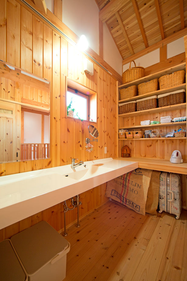 大喜工務店 【滋賀県／自然乾燥無垢材／吹き抜け／造り付け本棚】無垢材の爽やかな香りとビューバスで癒しがある家の建築実例画像7