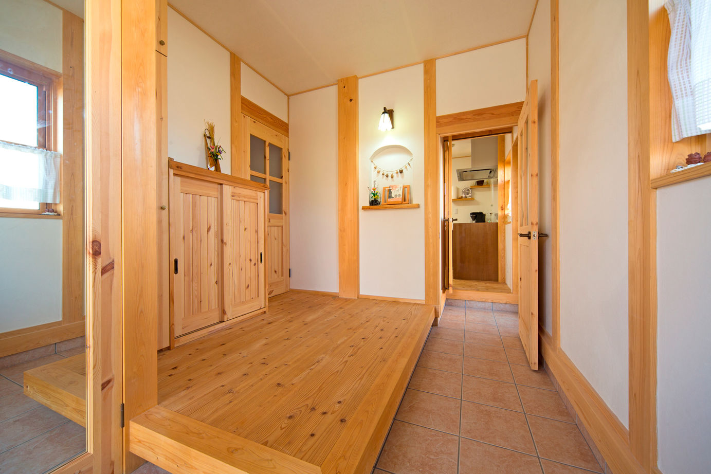 大喜工務店 【滋賀県／自然乾燥無垢材／吹き抜け／造り付け本棚】無垢材の爽やかな香りとビューバスで癒しがある家の建築実例画像8