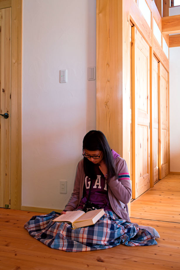 大喜工務店 【滋賀県／自然乾燥無垢材／吹き抜け／造り付け本棚】無垢材の爽やかな香りとビューバスで癒しがある家の建築実例画像10