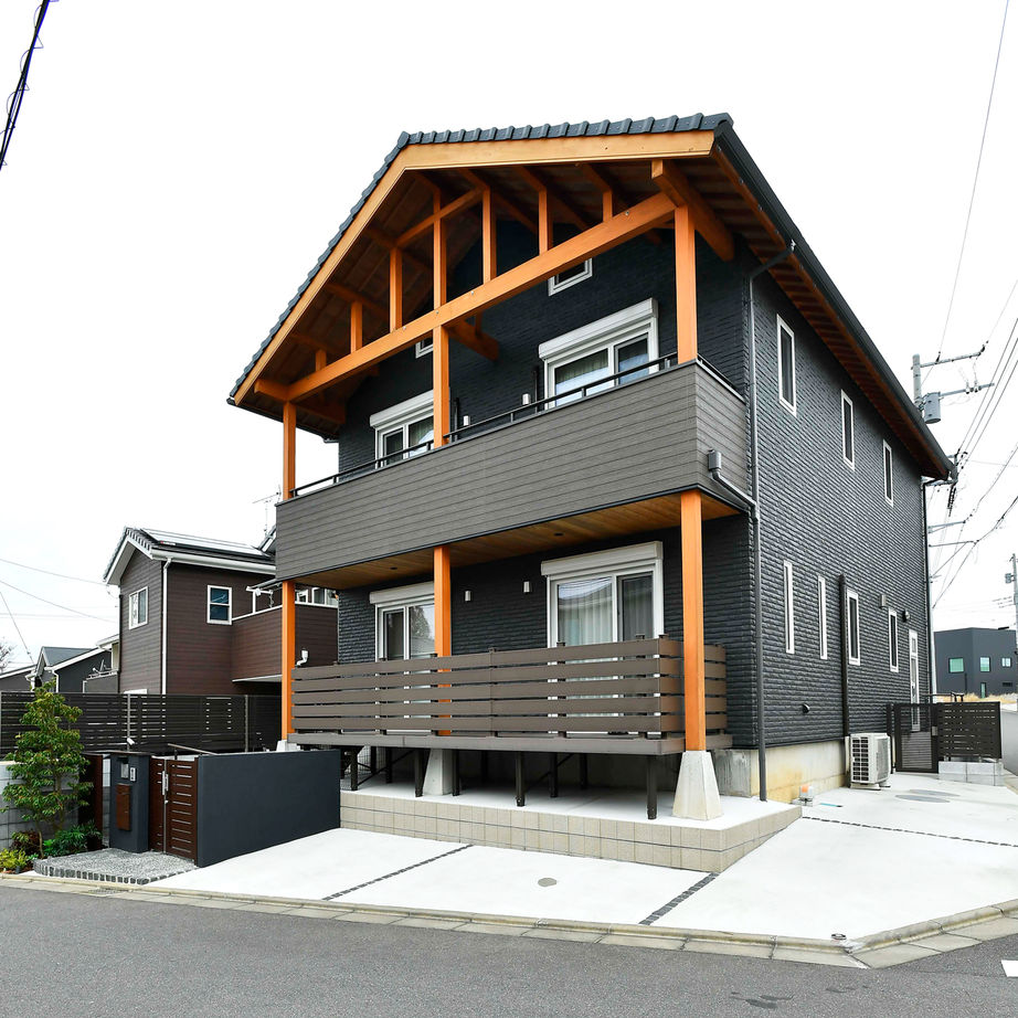 大喜工務店 【千葉県／自然乾燥無垢材／2世帯／間取り図あり】一尺の大黒柱を2本使用。見渡せば無垢材に囲まれた木の家の建築実例画像2