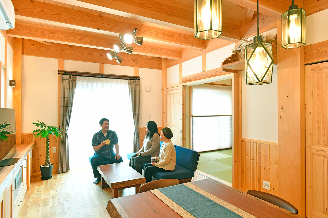 大喜工務店 【千葉県／自然乾燥無垢材／2世帯／間取り図あり】一尺の大黒柱を2本使用。見渡せば無垢材に囲まれた木の家の建築実例画像3