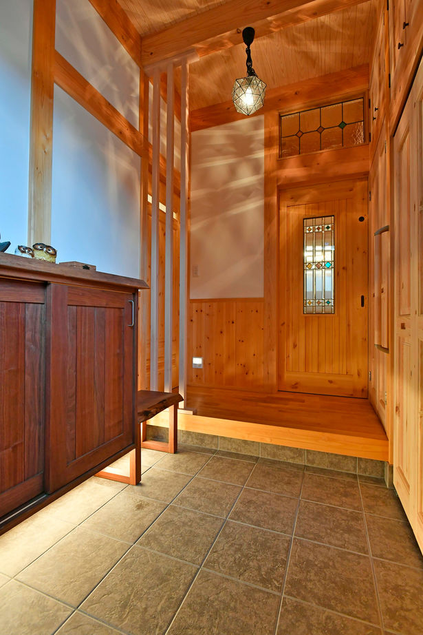 大喜工務店 【千葉県／自然乾燥無垢材／2世帯／間取り図あり】一尺の大黒柱を2本使用。見渡せば無垢材に囲まれた木の家の建築実例画像4