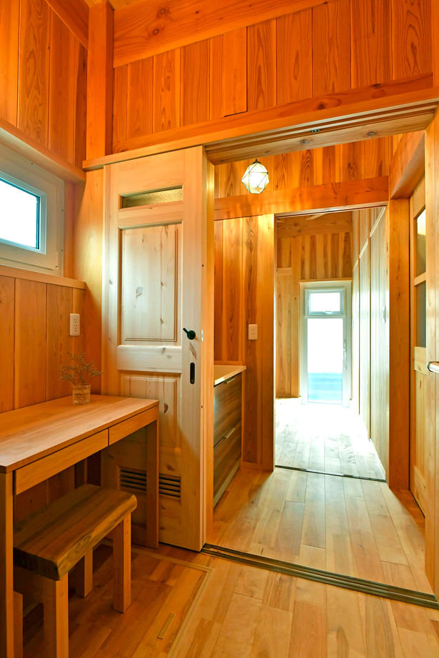 大喜工務店 【千葉県／自然乾燥無垢材／2世帯／間取り図あり】一尺の大黒柱を2本使用。見渡せば無垢材に囲まれた木の家の建築実例画像5