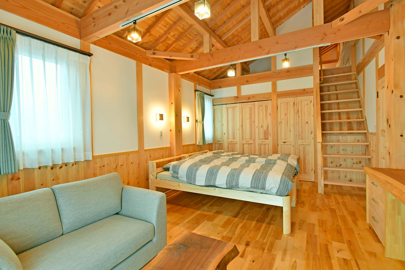 大喜工務店 【千葉県／自然乾燥無垢材／2世帯／間取り図あり】一尺の大黒柱を2本使用。見渡せば無垢材に囲まれた木の家の建築実例画像7