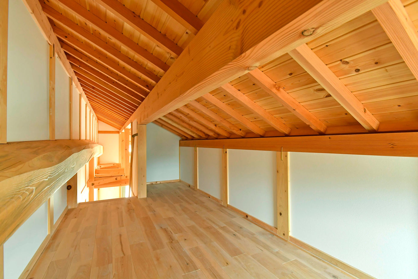 大喜工務店 【千葉県／自然乾燥無垢材／2世帯／間取り図あり】一尺の大黒柱を2本使用。見渡せば無垢材に囲まれた木の家の建築実例画像8