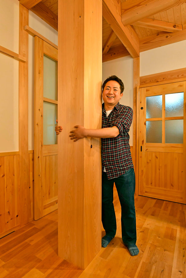 大喜工務店 【千葉県／自然乾燥無垢材／2世帯／間取り図あり】一尺の大黒柱を2本使用。見渡せば無垢材に囲まれた木の家の建築実例画像9