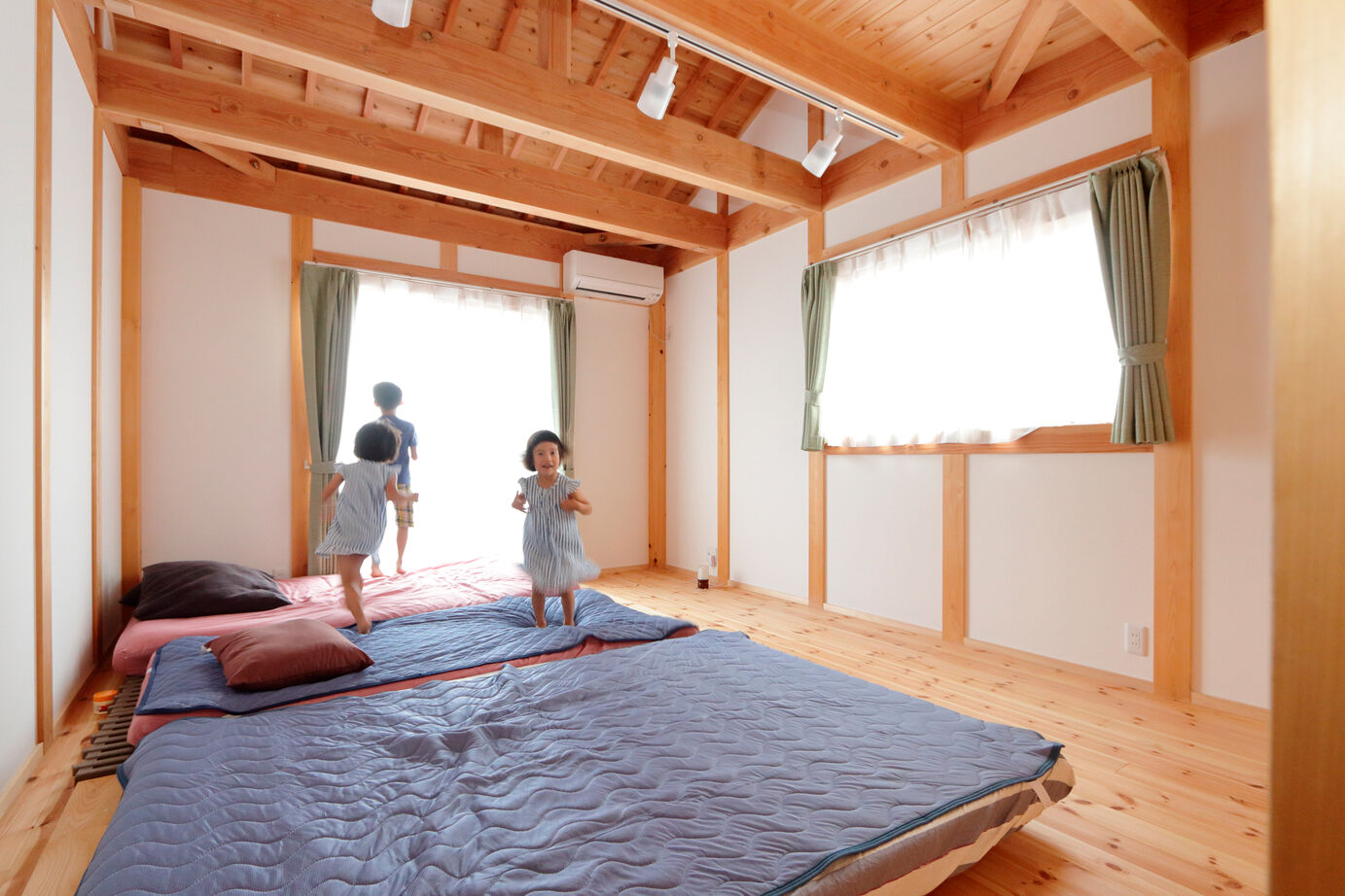 大喜工務店 【甲賀市／自然乾燥無垢材／2000万円台】ウッドデッキとつながる28畳超の大空間LDKで開放感たっぷり！の建築実例画像8