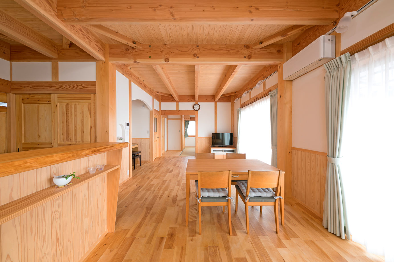 大喜工務店 【野洲市／自然乾燥無垢材／造作家具／2000万円台】職人技が光る造作家具と自然素材を贅沢に使用した家の建築実例画像3