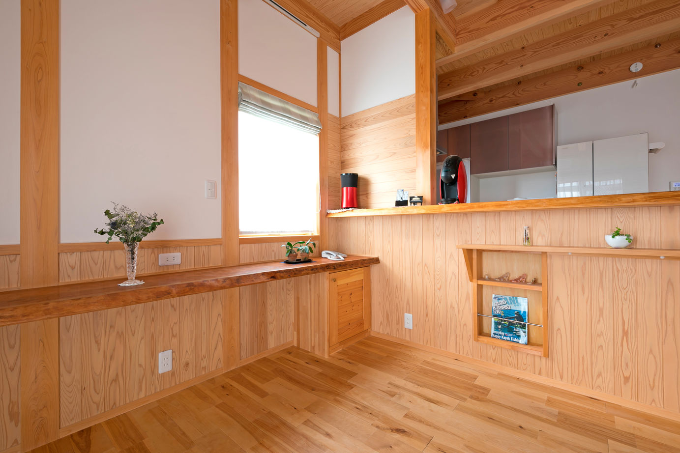 大喜工務店 【野洲市／自然乾燥無垢材／造作家具／2000万円台】職人技が光る造作家具と自然素材を贅沢に使用した家の建築実例画像4