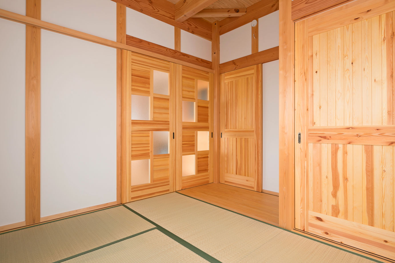 大喜工務店 【野洲市／自然乾燥無垢材／造作家具／2000万円台】職人技が光る造作家具と自然素材を贅沢に使用した家の建築実例画像8