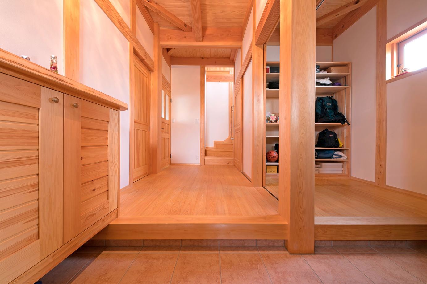 大喜工務店 【野洲市／自然乾燥無垢材／造作家具／2000万円台】職人技が光る造作家具と自然素材を贅沢に使用した家の建築実例画像9