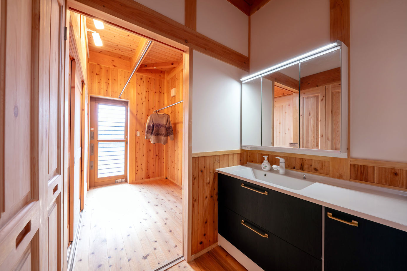 大喜工務店 【京都府／2000万円台／間取り有】子どもがなめても大丈夫。極太のムク材など自然素材だけを使った家の建築実例画像5