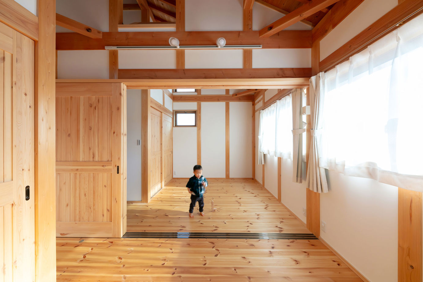 大喜工務店 【京都府／2000万円台／間取り有】子どもがなめても大丈夫。極太のムク材など自然素材だけを使った家の建築実例画像7