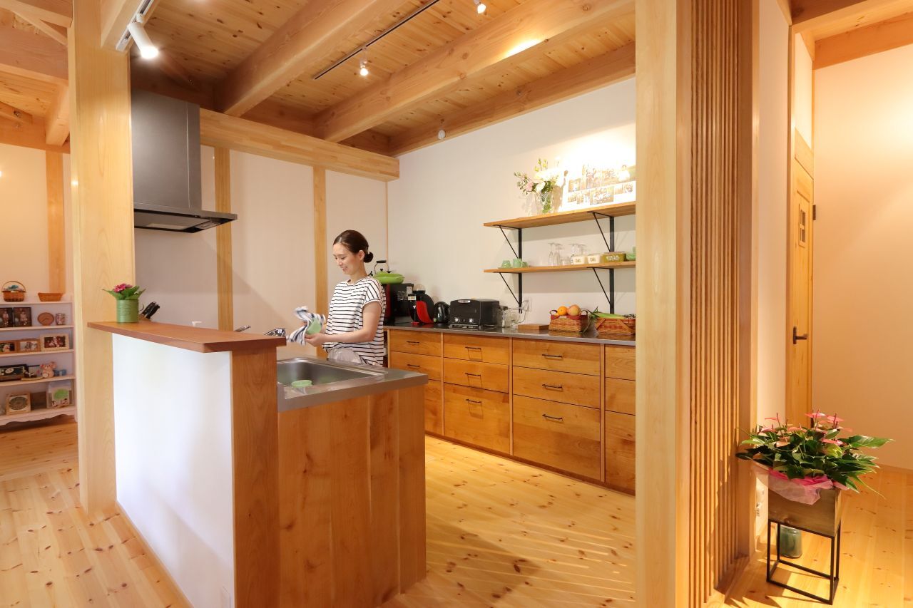 大喜工務店 【滋賀県/2階建て】快適に暮らせる工夫が豊富。ほどよい距離感が心地いい木の二世帯住宅の建築実例画像3