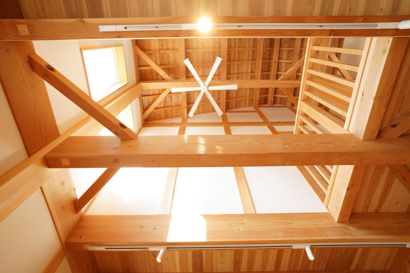 大喜工務店 【大阪府/2階建て】縦横につながる大空間でのびのびと。長期自然乾燥した一尺角の大黒柱と共にの建築実例画像2