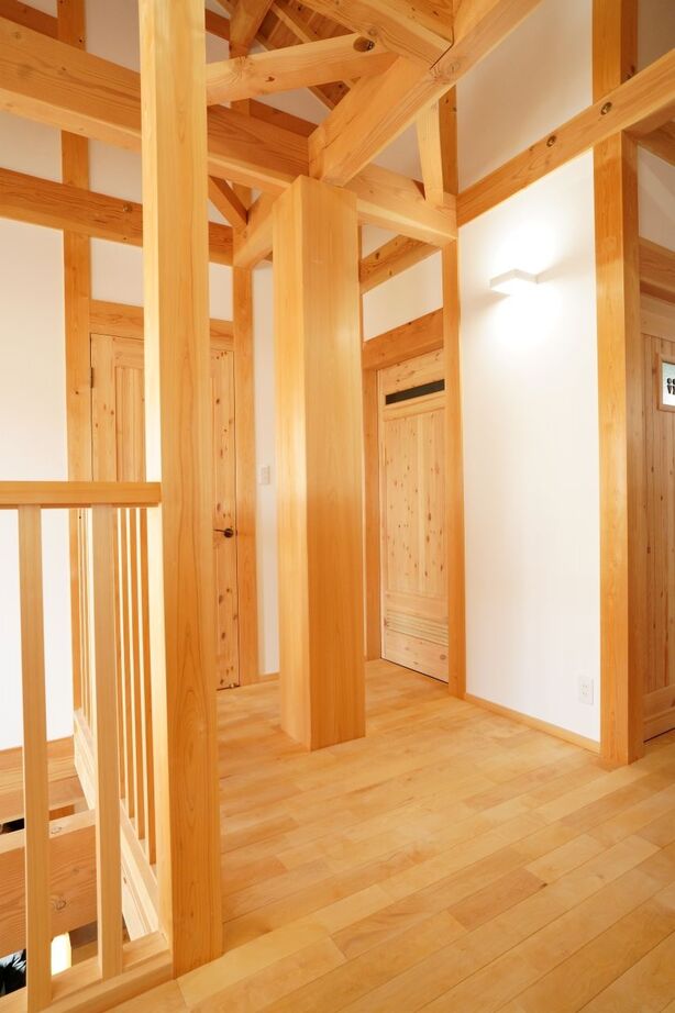 大喜工務店 【大阪府/2階建て】縦横につながる大空間でのびのびと。長期自然乾燥した一尺角の大黒柱と共にの建築実例画像8