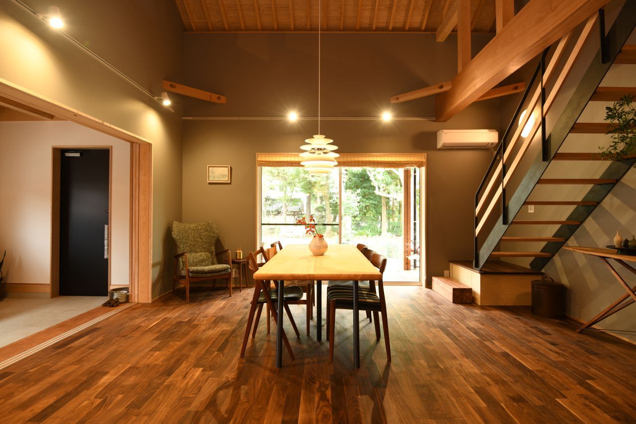 大喜工務店 【滋賀県/平屋】オーダーメイドの造作家具が彩る空間。様々な樹種を使い分けて味わい深くの建築実例画像2