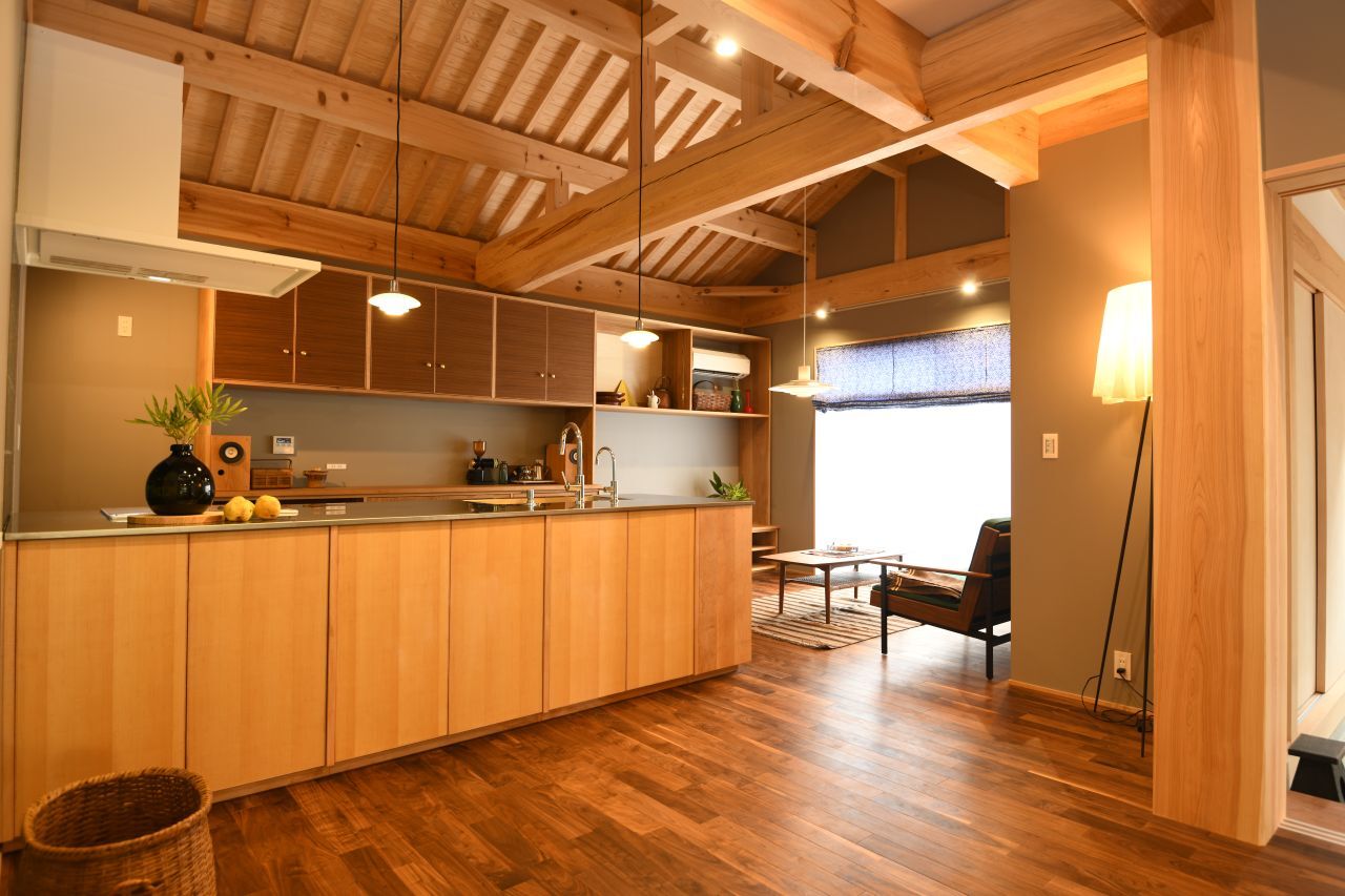 大喜工務店 【滋賀県/平屋】オーダーメイドの造作家具が彩る空間。様々な樹種を使い分けて味わい深くの建築実例画像3