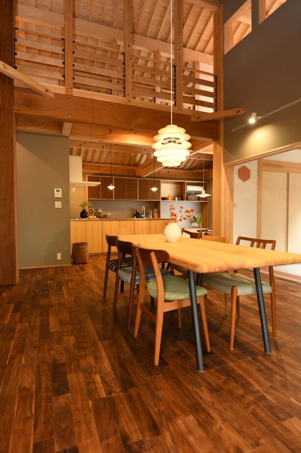 大喜工務店 【滋賀県/平屋】オーダーメイドの造作家具が彩る空間。様々な樹種を使い分けて味わい深くの建築実例画像4