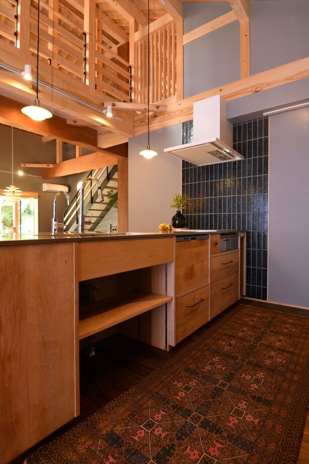 大喜工務店 【滋賀県/平屋】オーダーメイドの造作家具が彩る空間。様々な樹種を使い分けて味わい深くの建築実例画像5