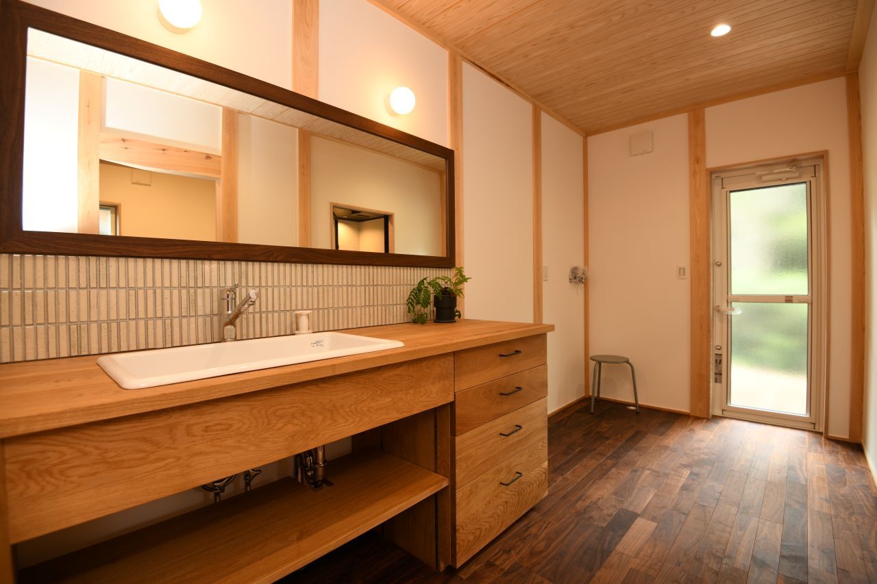 大喜工務店 【滋賀県/平屋】オーダーメイドの造作家具が彩る空間。様々な樹種を使い分けて味わい深くの建築実例画像6